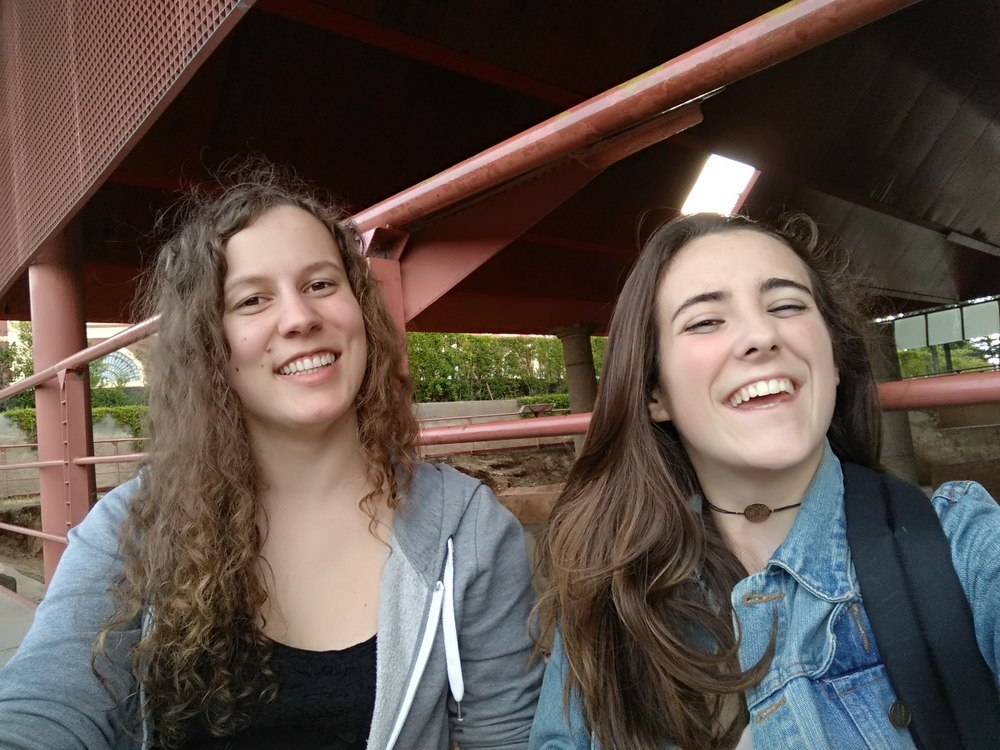 Austauschschülerin Maria-Zoe mit ihrer Gastschwester in Spanien